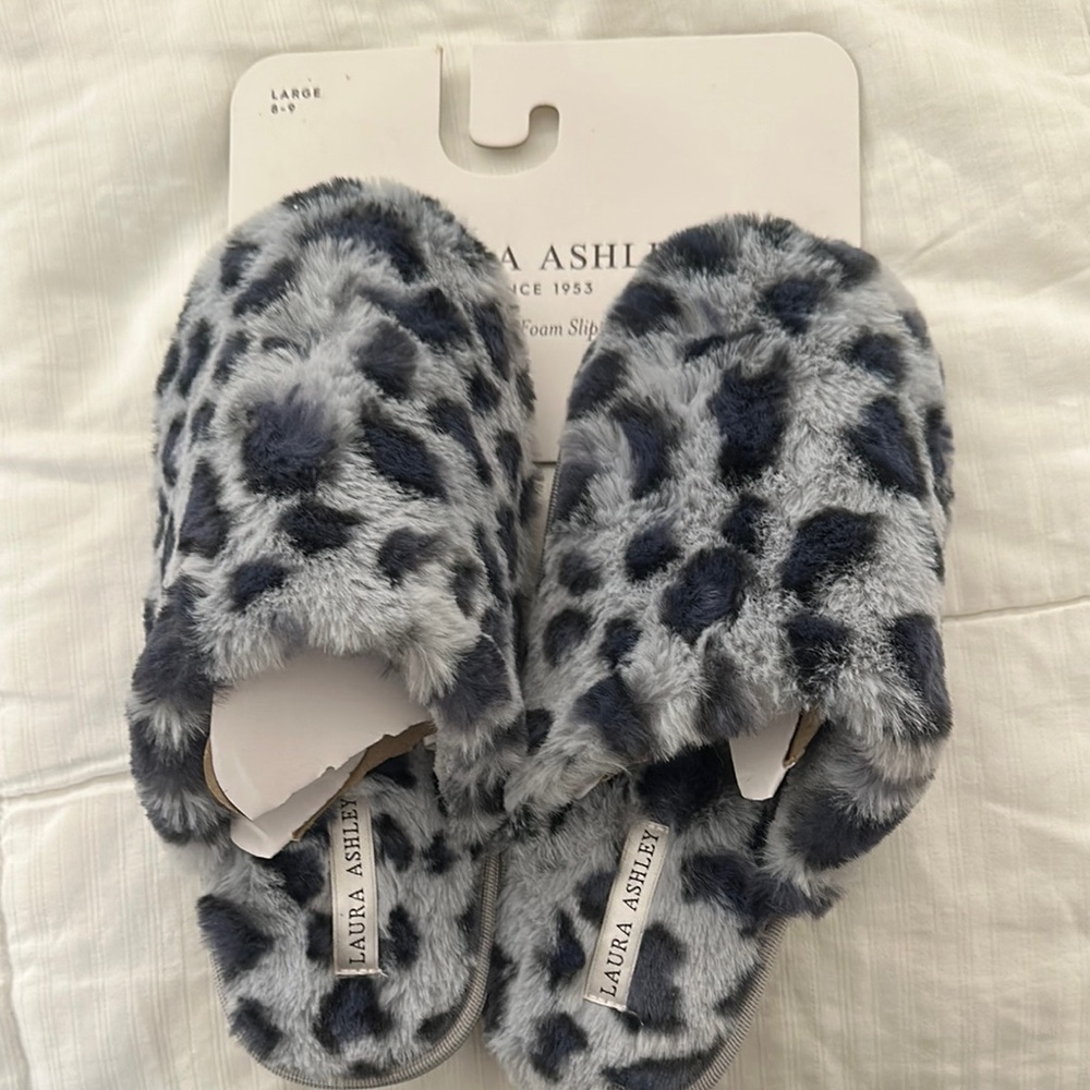 Laura Ashley Gray Leopard Print Slippers
Large 8-9